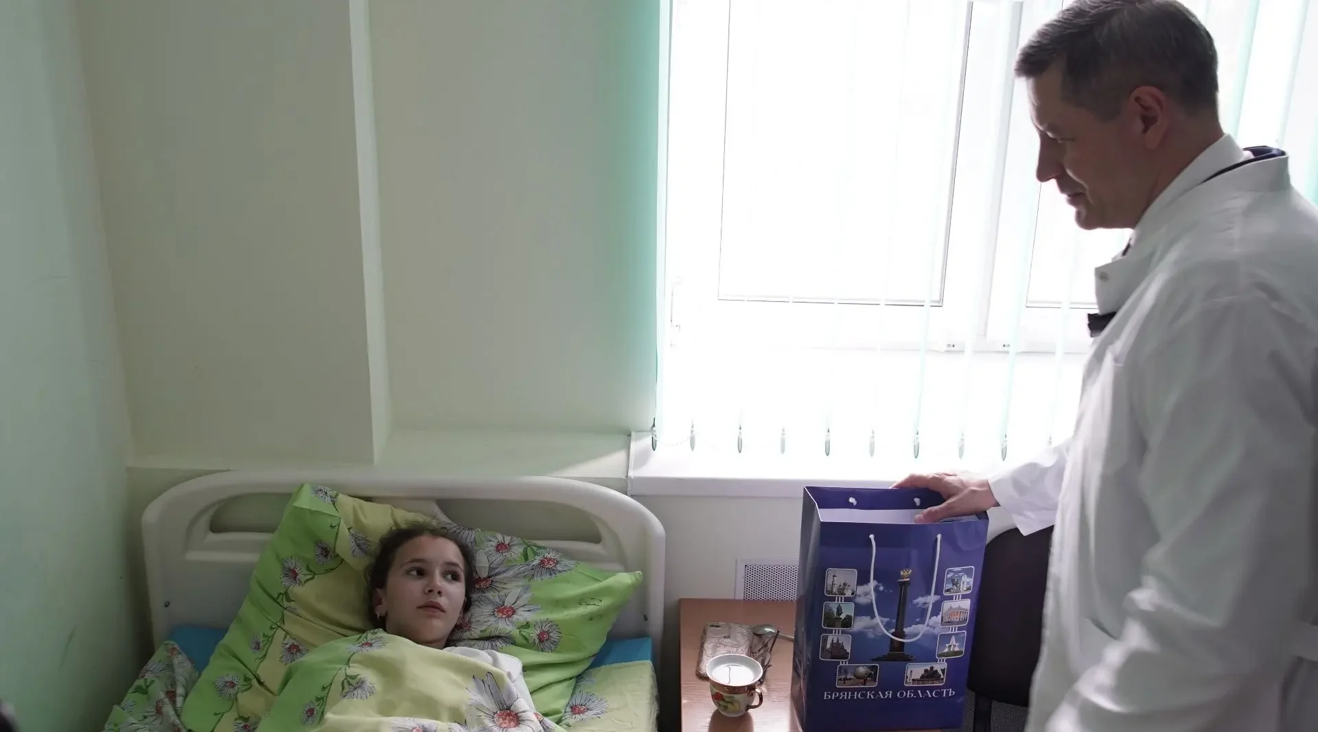 Егор Ковальчук навестил в больнице пострадавших от атаки дрона ВСУ