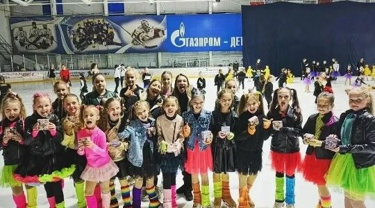 Юные брянские фигуристы подарили зрителям «Яркие краски холодного льда»