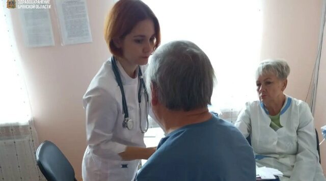 Мобильная бригада Навлинской ЦРБ провела диспансеризацию в селе Борщово