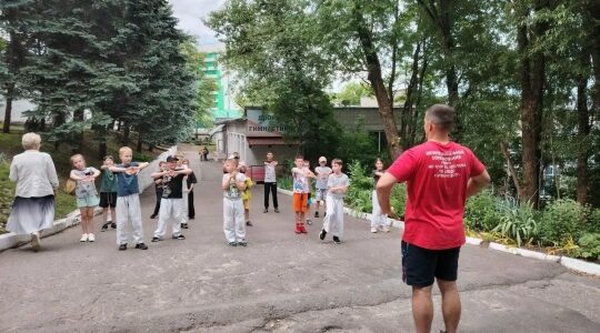 В Брянске мастер спорта провёл зарядку для юных гимнастов и борцов