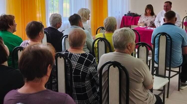 Жители Дубровского района обсуждают проблемы с главой администрации