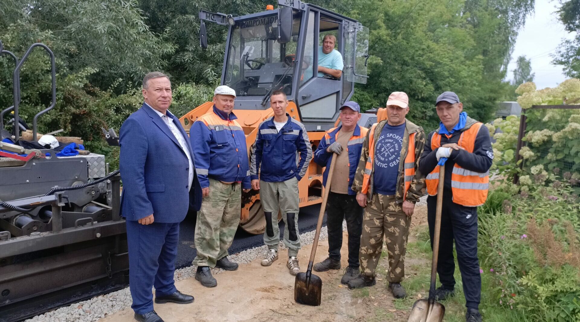 Новое асфальтовое покрытие уложили на двух улицах Дубровки