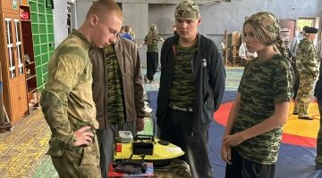 В «Витязе» прошла встреча детей из лагеря «Лесной» с настоящими героями