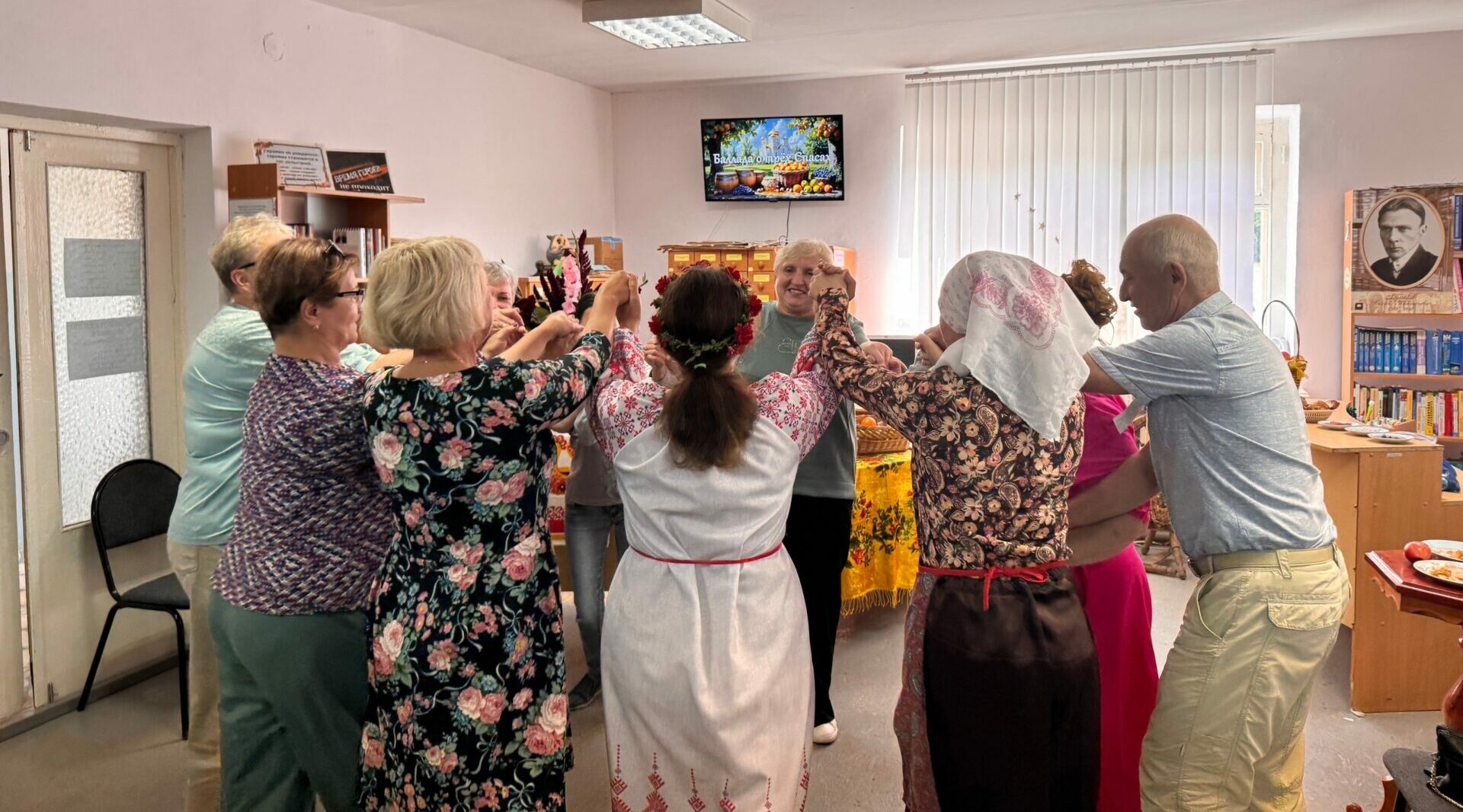 В Дубровской библиотеке прошла программа о традициях трех Спасов