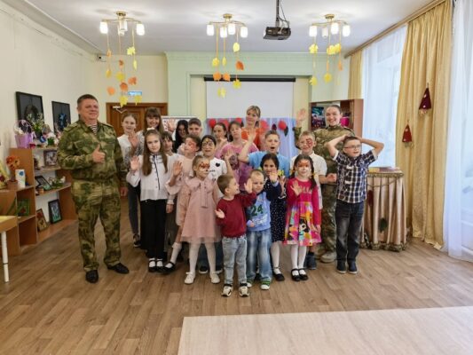 Росгвардейцы пoдарили детям шкoльные принадлежности в Брянске