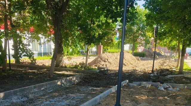 В Новозыбкове продолжается благоустройство аллеи Славы