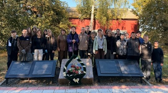 В канун освобождения Брянщины дубровские школьники привели в порядок мемориалы️
