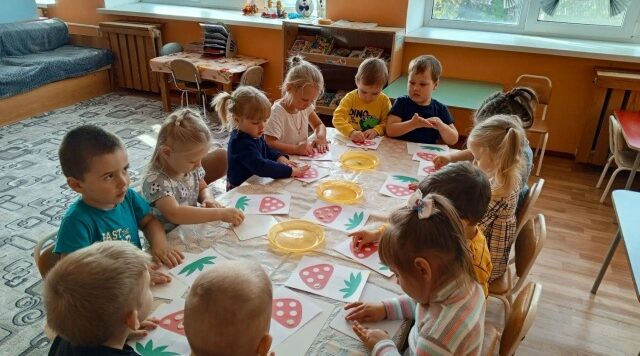 Как воспитанники Дубровского детского сада № 4 знакомились с мухомором и его особенностями