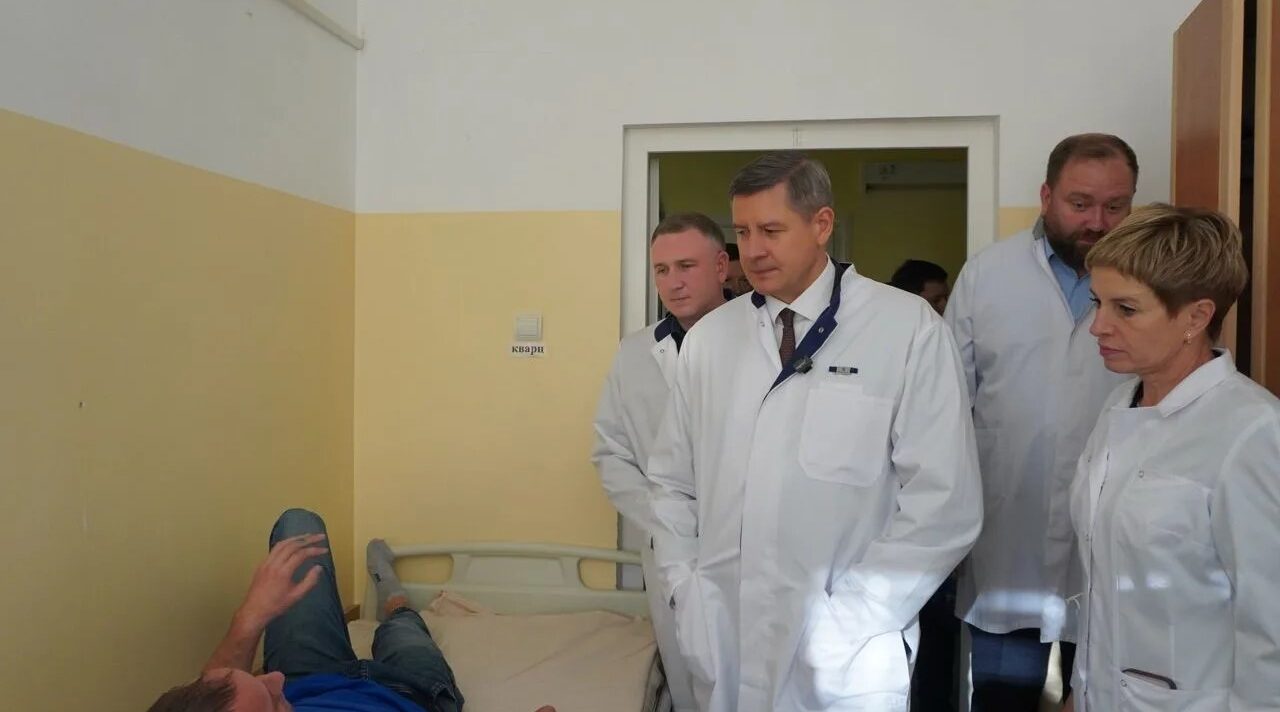 Губернатор Брянской области навестил пострадавших пожарных в больнице