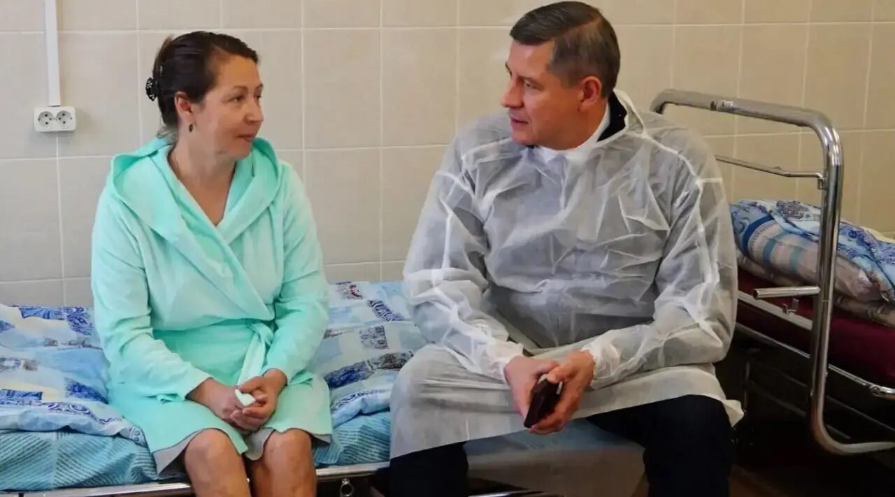 Егор Ковальчук навестил после атаки ВСУ пострадавших пассажиров автобуса