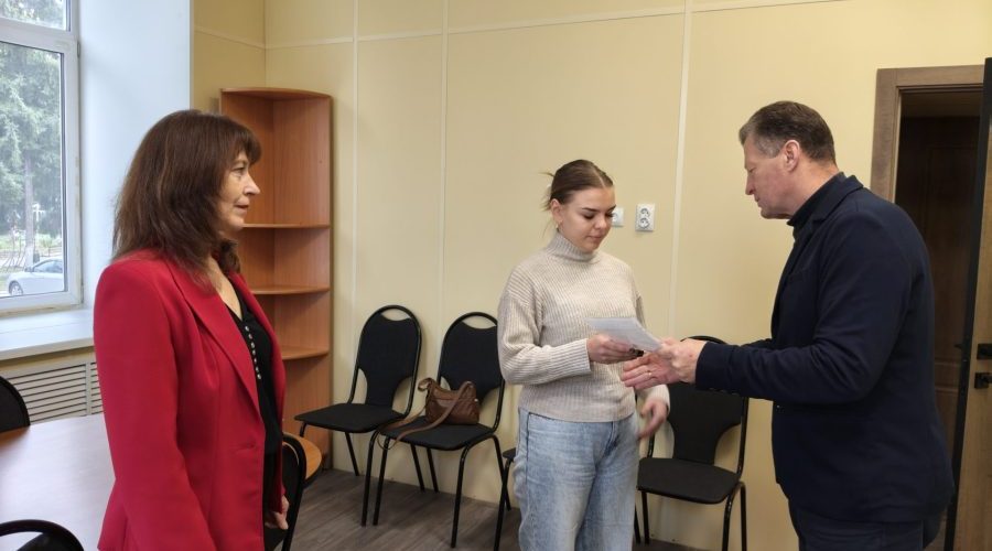 В Трубчевске вручили жилищный сертификат девушке из числа детей-сирот