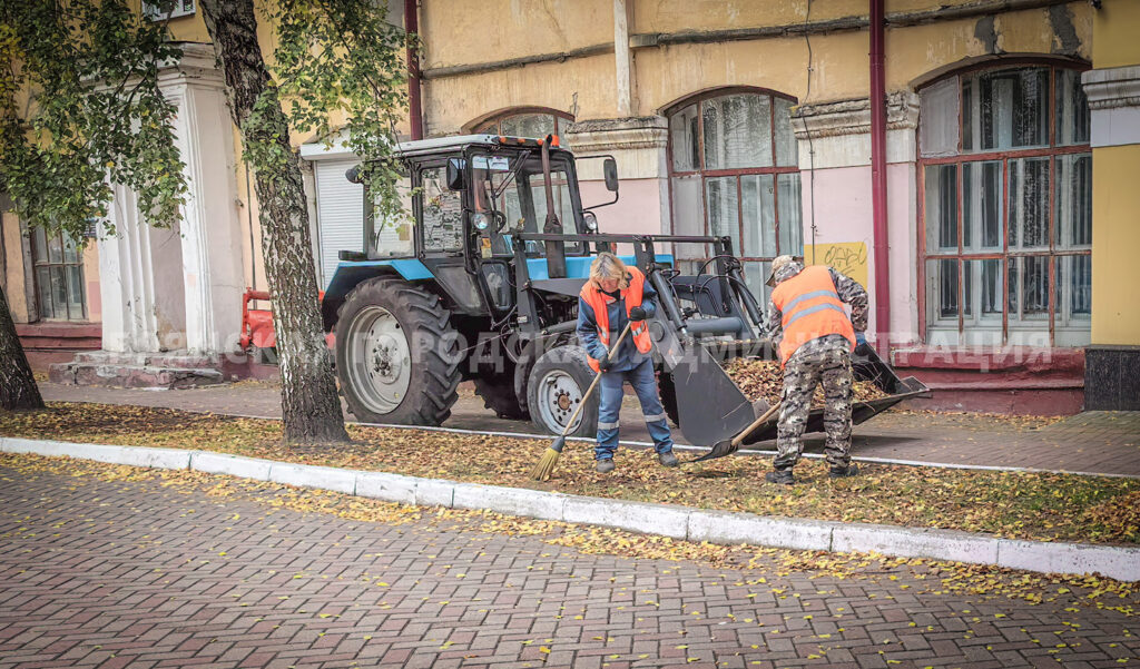 В Брянске дорожники убирают опавшую листву и устанавливают новые контейнерные площадки