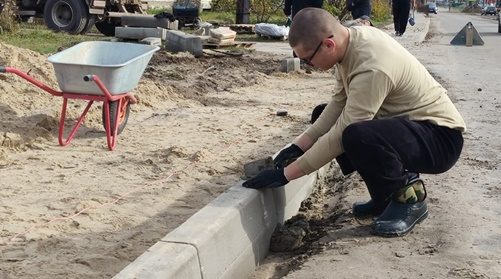 В Клетне коммунальные службы обустраивают тротуар по улице Заозерной