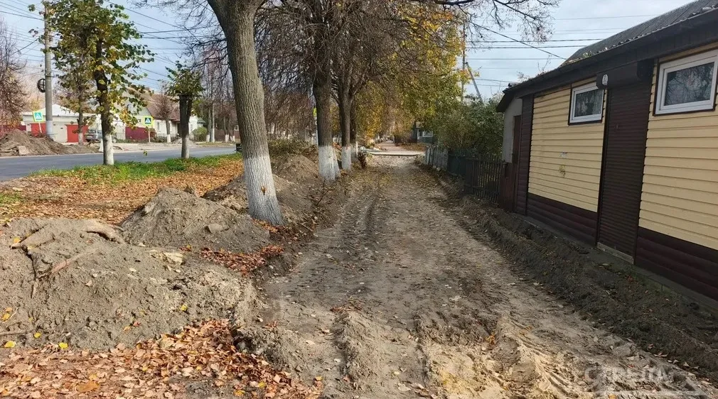 В Брянске на улице Ульянова проходят работы по обустройству тротуаров