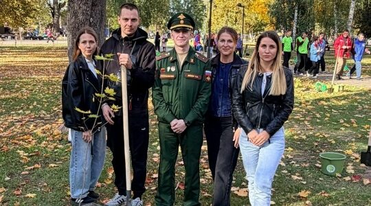 Ветераны СВО высадили деревья в Майском парке Брянска